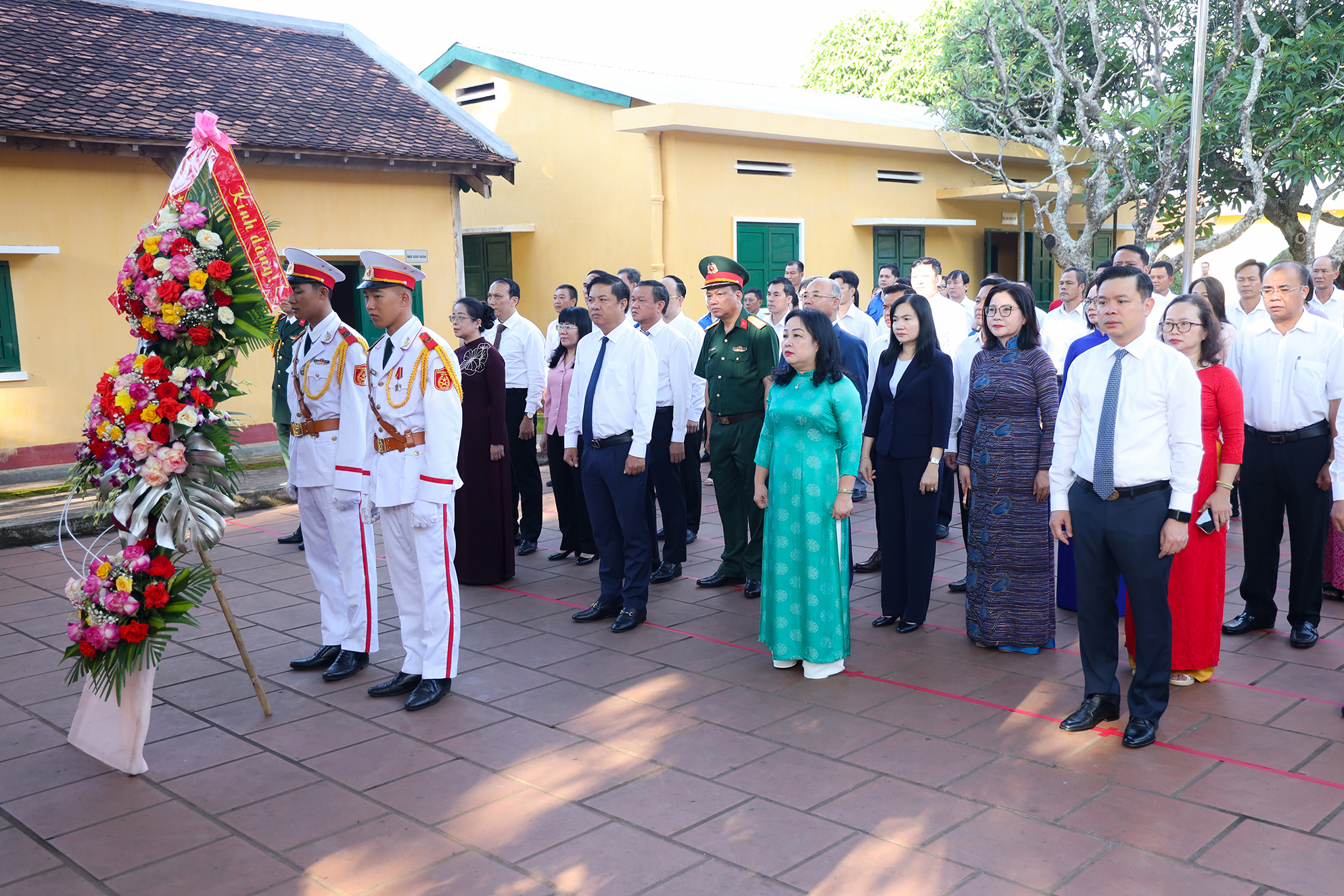 Các đại biểu dự Lễ dâng hương kỷ niệm 130 năm Ngày sinh đồng chí Hồ Tùng Mậu